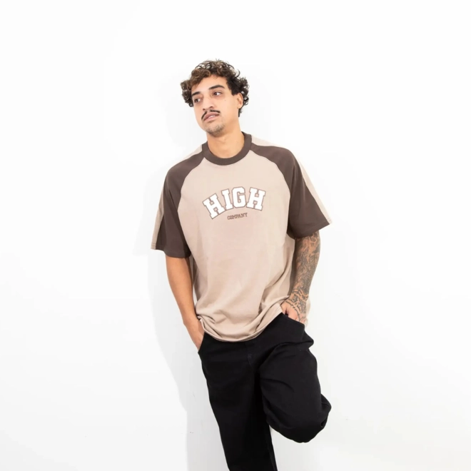 CAMISETA HIGH COLLEGE