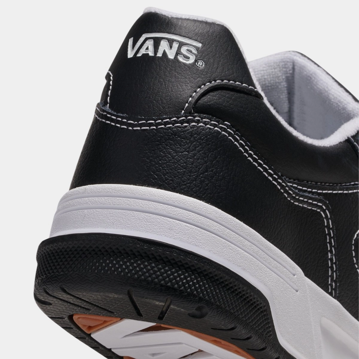 TENIS VANS UPLAND BLACK WHITE