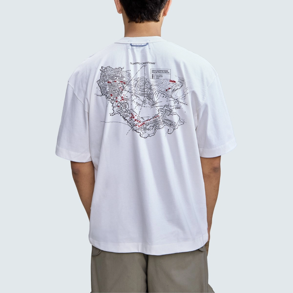 CAMISETA QC MAPS BOXY OFF WHITE