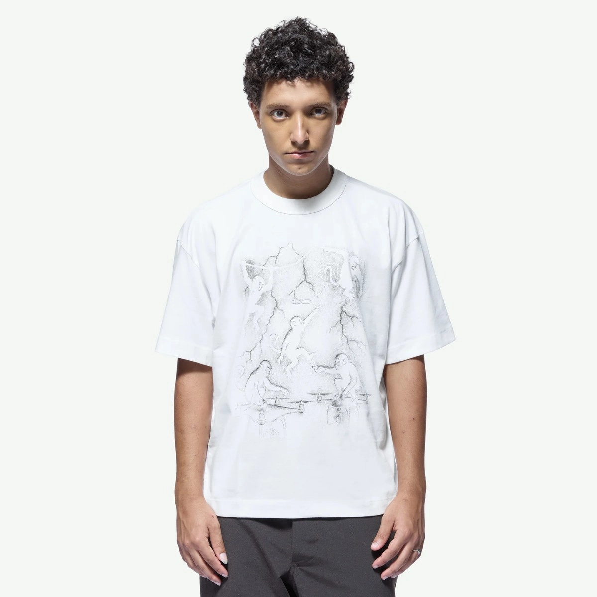 CAMISETA QC MONKEYS BOXY OFF WHITE