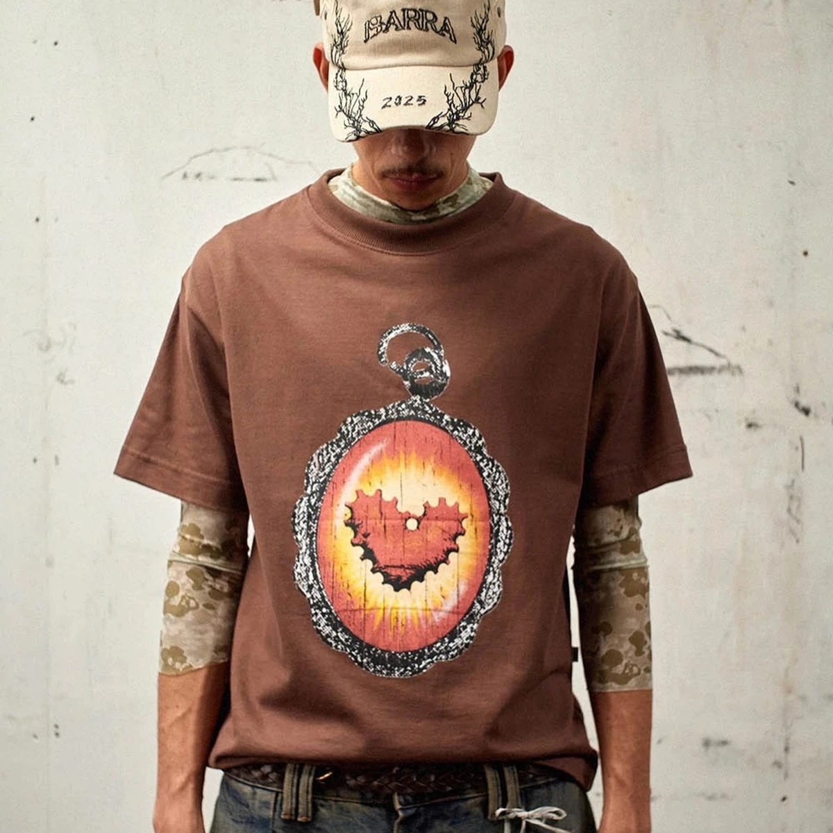 CAMISETA BARRA CREW MEDALHAS MARROM