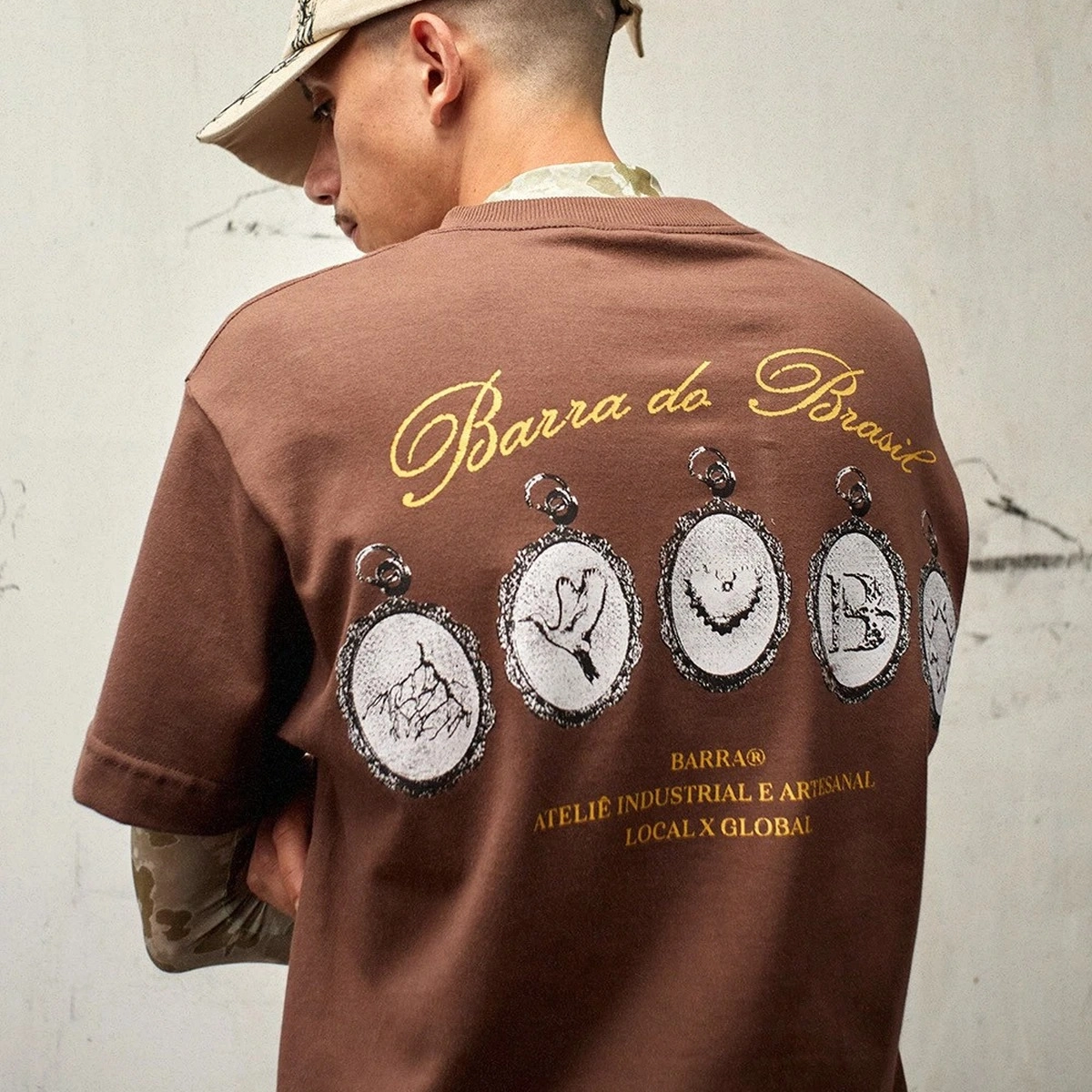 CAMISETA BARRA CREW MEDALHAS MARROM