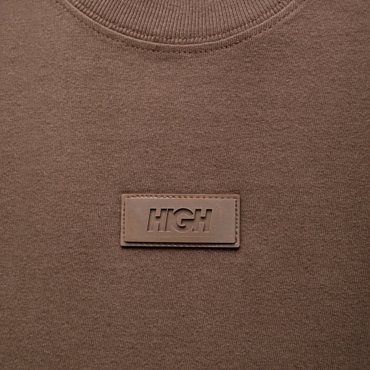 CAMISETA HIGH PATCH EMBOSSED BROWN