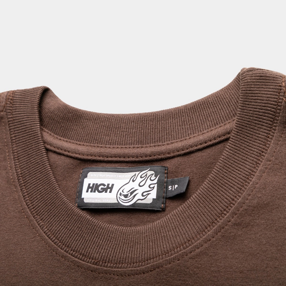 CAMISETA HIGH PATCH EMBOSSED BROWN