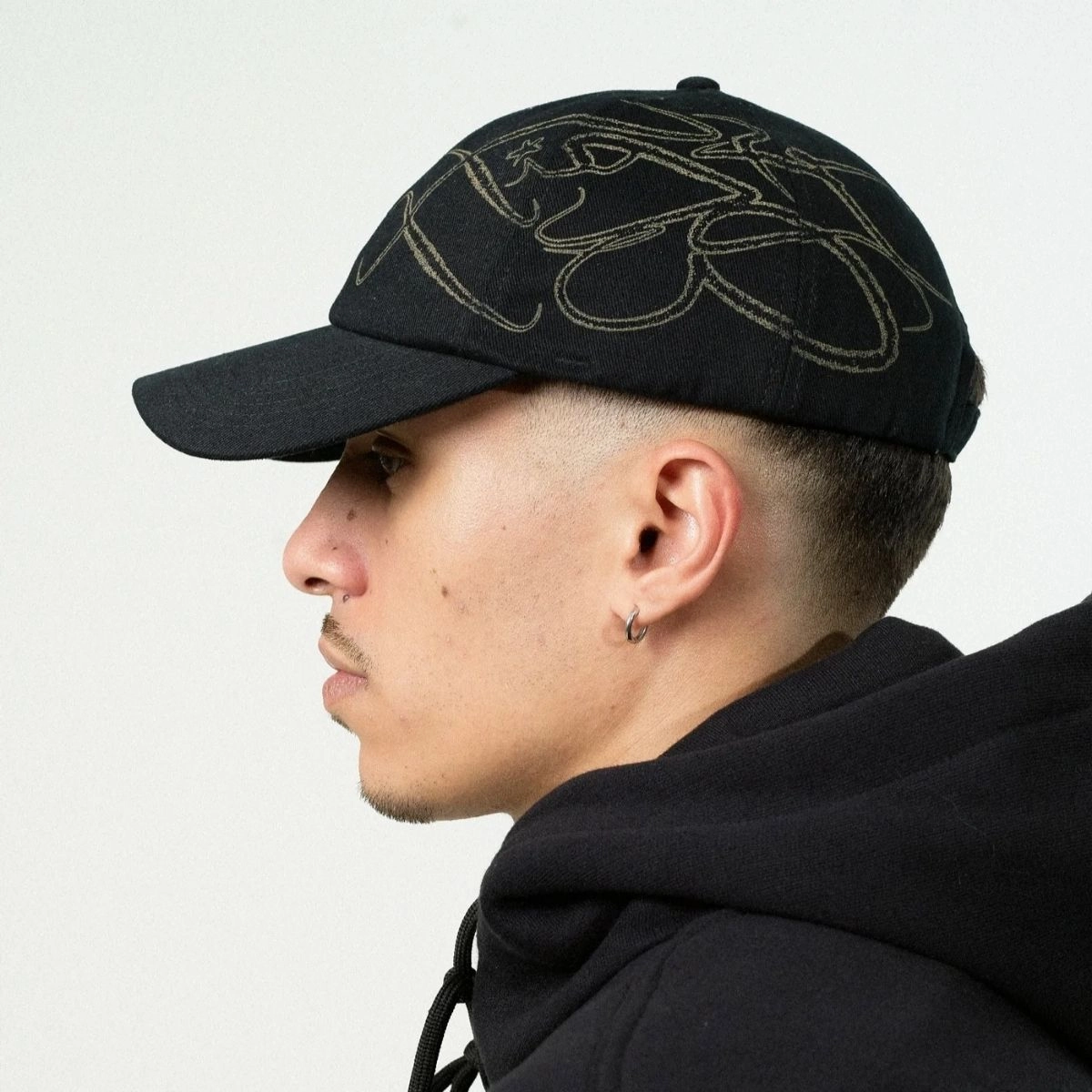 BONE SIX PANEL "ASSINATURA" PRETO HIGH a/c BARRA